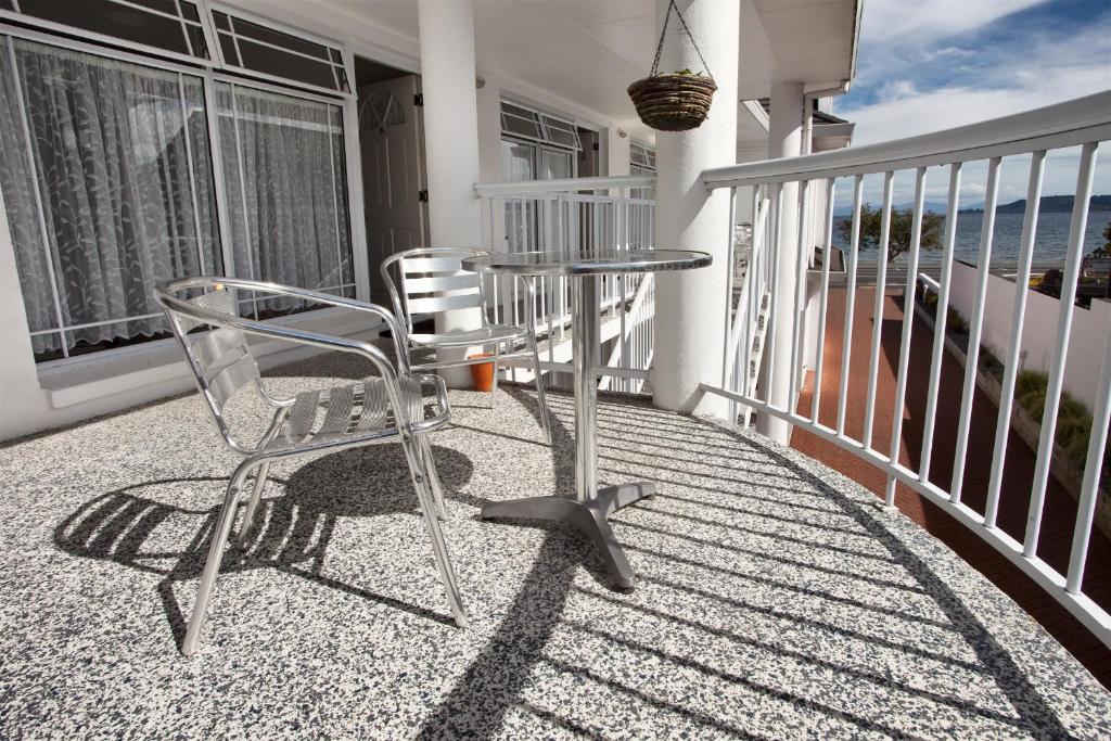 Balkón nebo terasa v ubytování Lakeside Taupo Motel