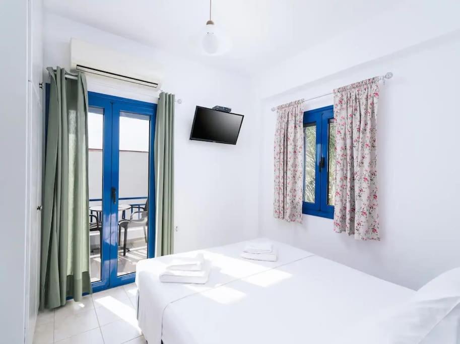 Postel nebo postele na pokoji v ubytování Zorbas Apartments-Am Strand von Lentas