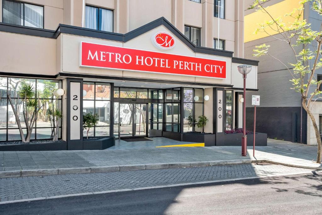 un hotel con un cartel que lee "Metro Hotel perth City" en Metro Hotel Perth City en Perth