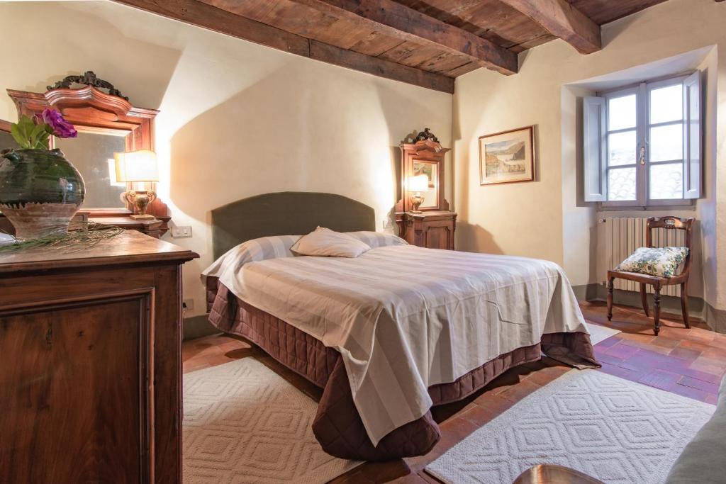 - une chambre avec un lit, une table et une fenêtre dans l'établissement Sillicagnana Castle Villa with Swimming Pool!, à San Romano