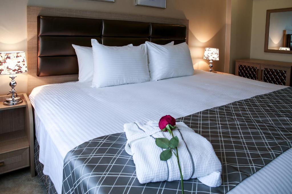Postel nebo postele na pokoji v ubytování Adams Hotel