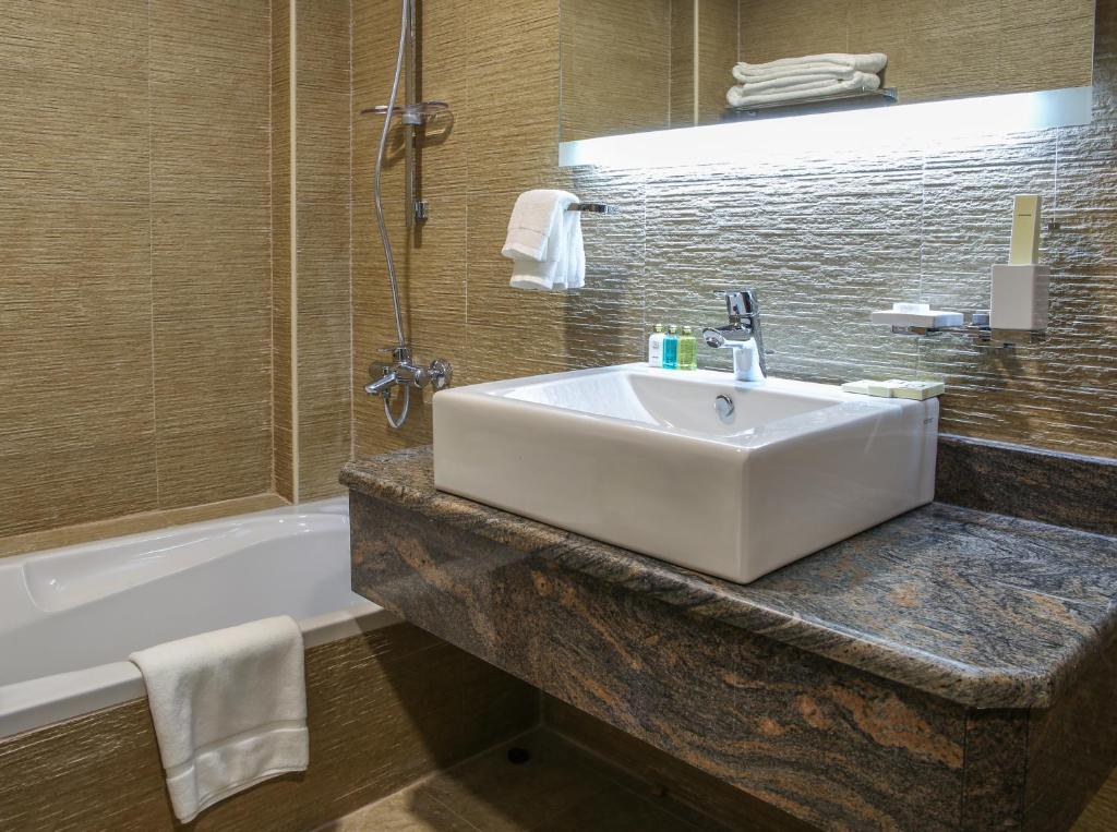 Koupelna v ubytování Adams Hotel