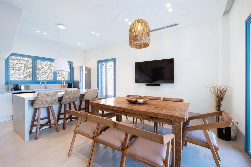 Telewizja i/lub zestaw kina domowego w obiekcie Star villa by Bestofmikonos