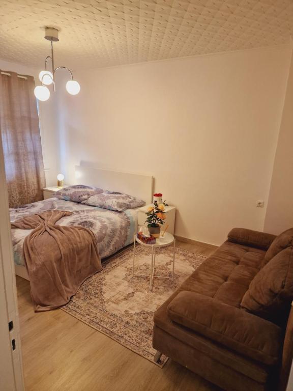 een slaapkamer met een bed, een bank en een tafel bij Full Apartment in Hamburg-Mitte in Hamburg