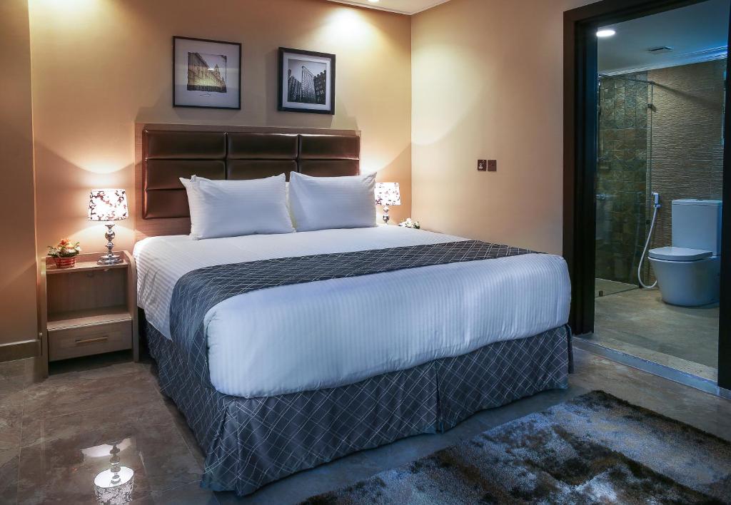 Postel nebo postele na pokoji v ubytování Adams Hotel