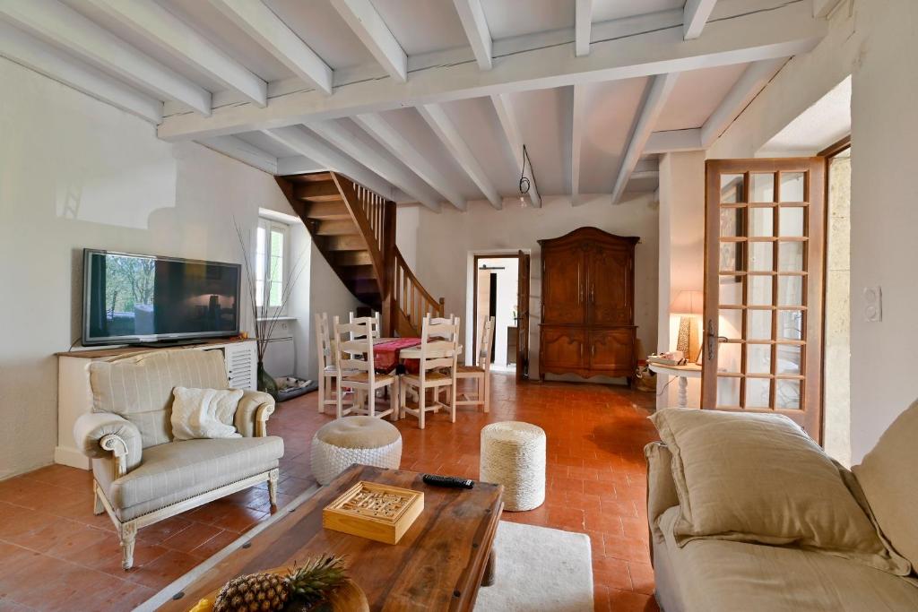 salon z kanapą i stołem w obiekcie Maison Chandolas - Charmante maison pour 10 voyageurs w mieście Chandolas