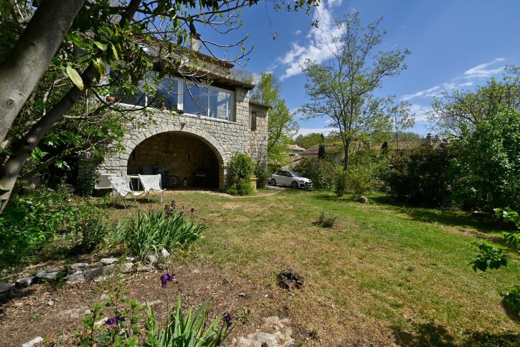 ein Steinhaus mit Garage im Hof in der Unterkunft Maison Chandolas - Charmante maison pour 10 voyageurs in Chandolas
