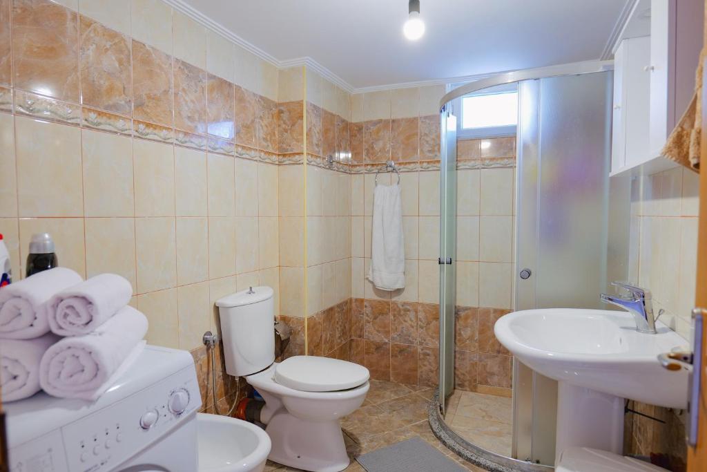Urban GatAway Apartment - Image 8