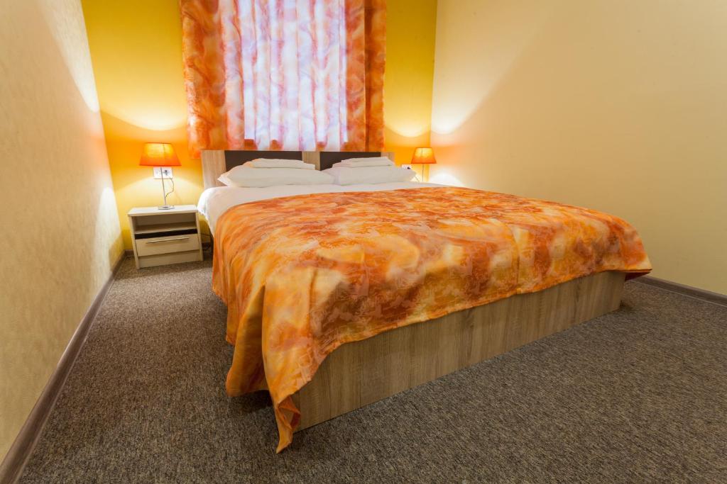 Кровать или кровати в номере Отель на Сергиевской 6