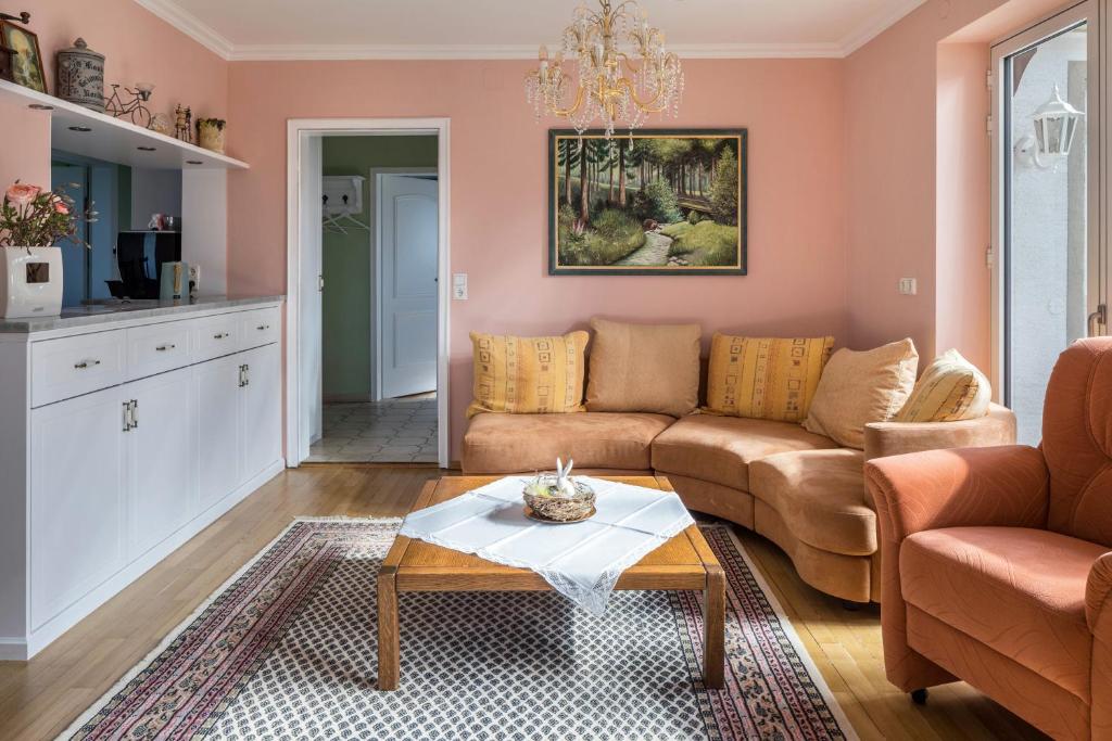 een woonkamer met een bank en een tafel bij Ferienwohnung Luise in Sexau