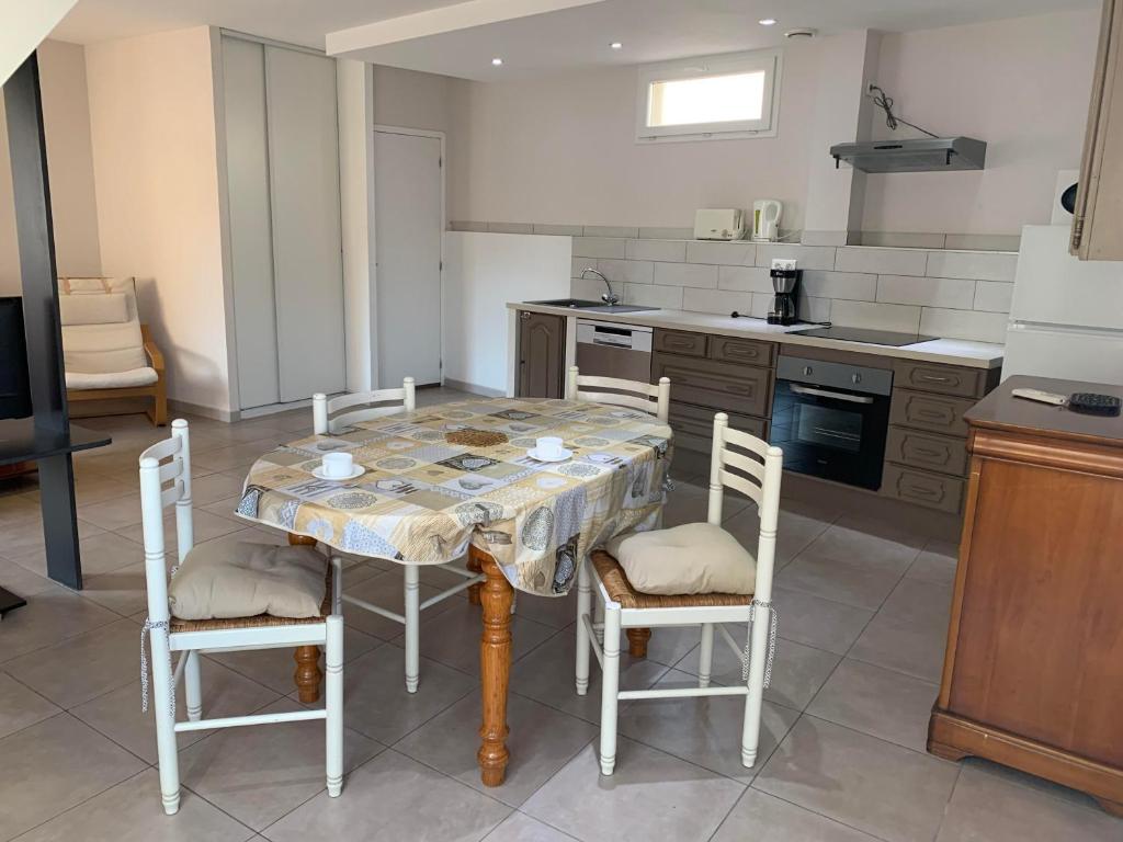 Kuchnia lub aneks kuchenny w obiekcie Maison de vacances tout confort avec garage facile d'accès