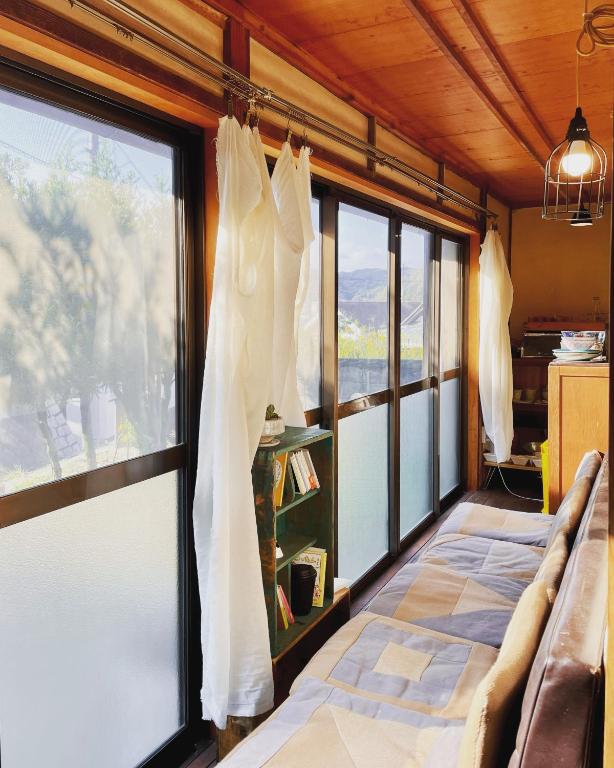 Postel nebo postele na pokoji v ubytování Guest House Toranjyo-lit