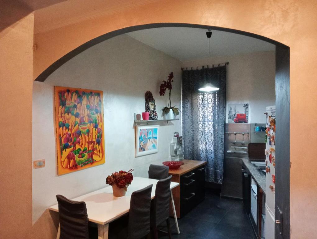 - une cuisine avec une arche au-dessus d'une table dans l'établissement Casa di Emma, à Rome