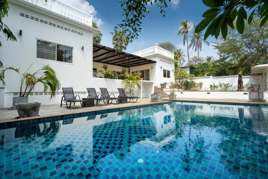 una piscina frente a una casa en Grand 5BR Pool Villa Sea la Vie, en Rawai Beach