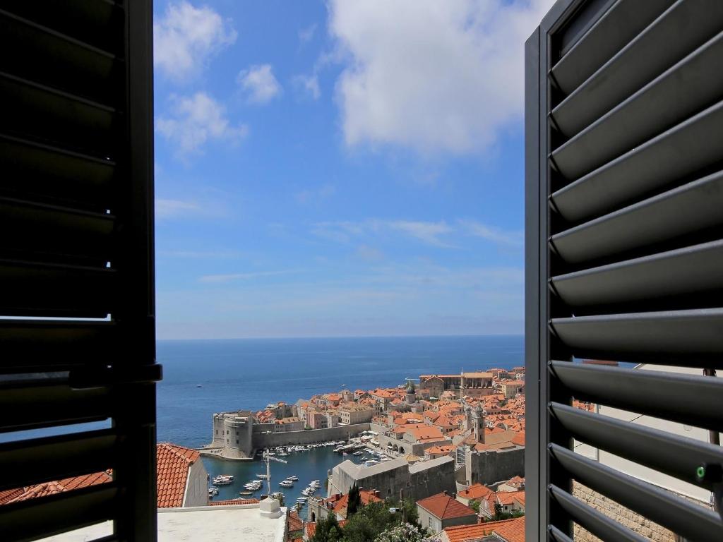uma vista da cidade e do oceano a partir de um edifício em Luxury Amarin Apartment em Dubrovnik