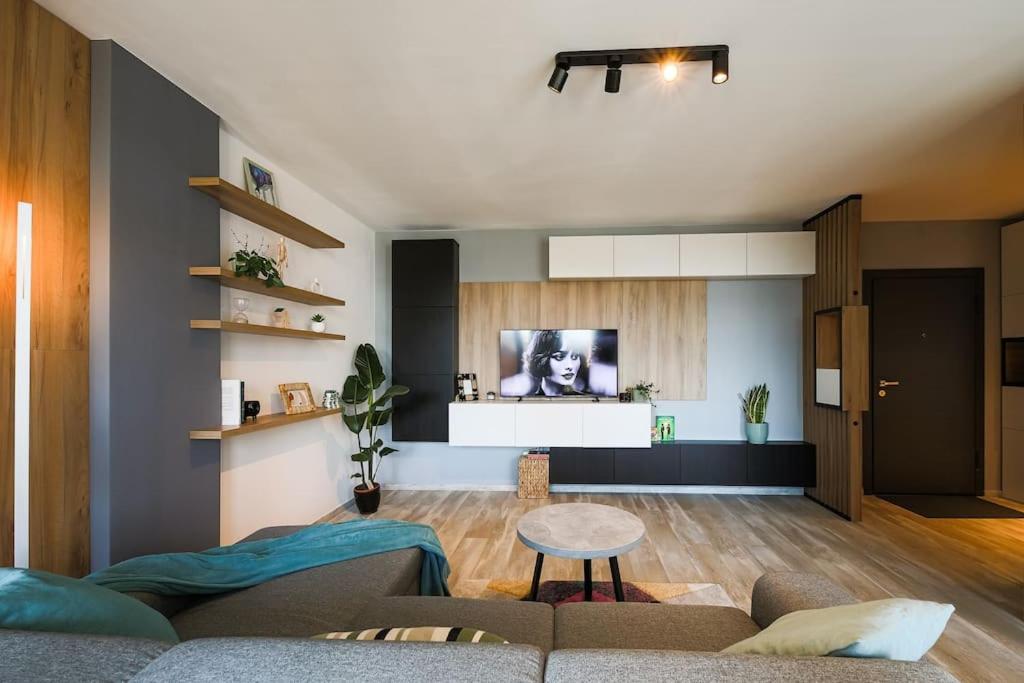 Χώρος καθιστικού στο Luxury Apt. Near River & Parking