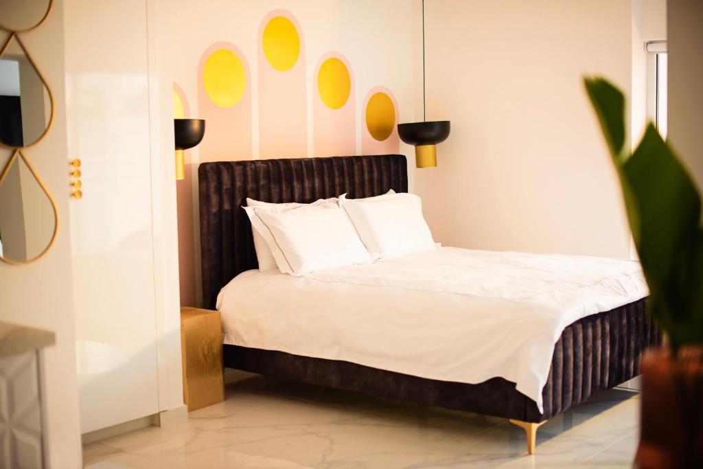 een slaapkamer met een bed met gele en witte kussens bij New Leventis Luxury Κing Suite 41-Central Location in Ayia Napa