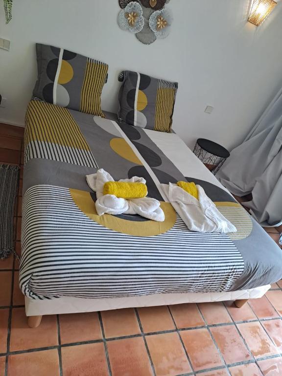 Postel nebo postele na pokoji v ubytování Studio le pipiri piscine vue mer residence securisee