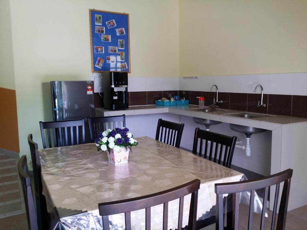 Kuchyň nebo kuchyňský kout v ubytování Sun Inns Rest House Kuantan