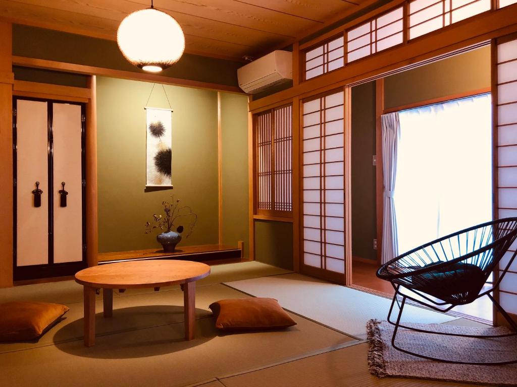 una habitación con una mesa y una silla. en 金澤華ゆり en Kanazawa