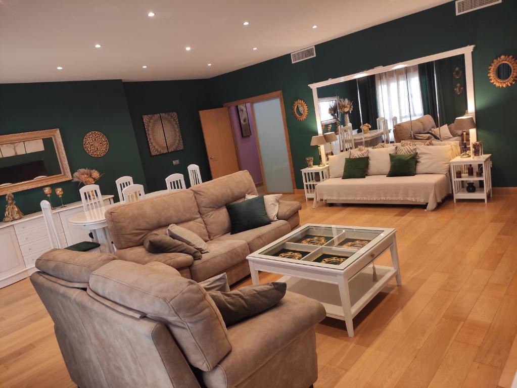 Sala de estar con sofás y mesa de centro en El Rincón de Arles, en Jerez de la Frontera