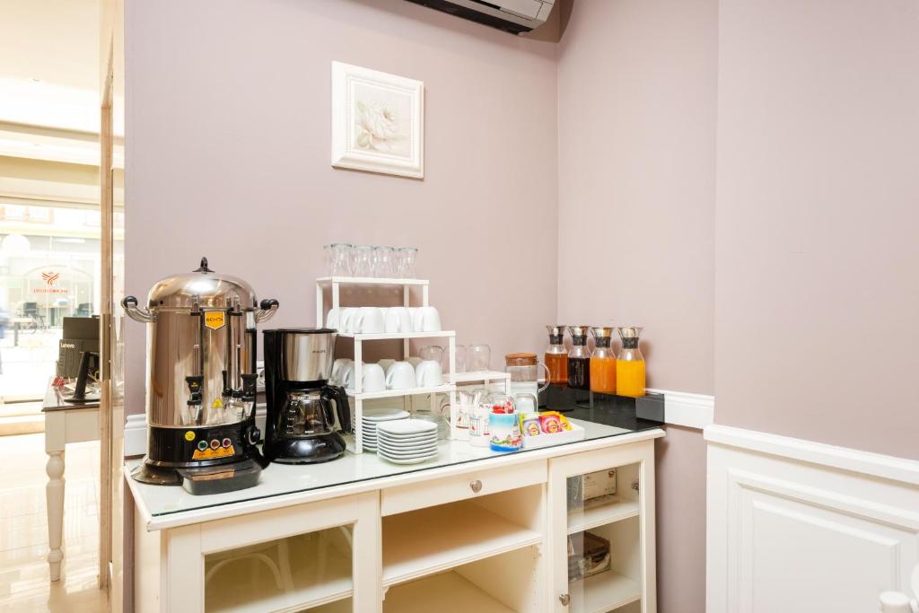 A kitchen or kitchenette at Mr. Bird Hotel
