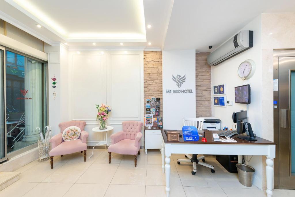 A television and/or entertainment centre at Mr. Bird Hotel