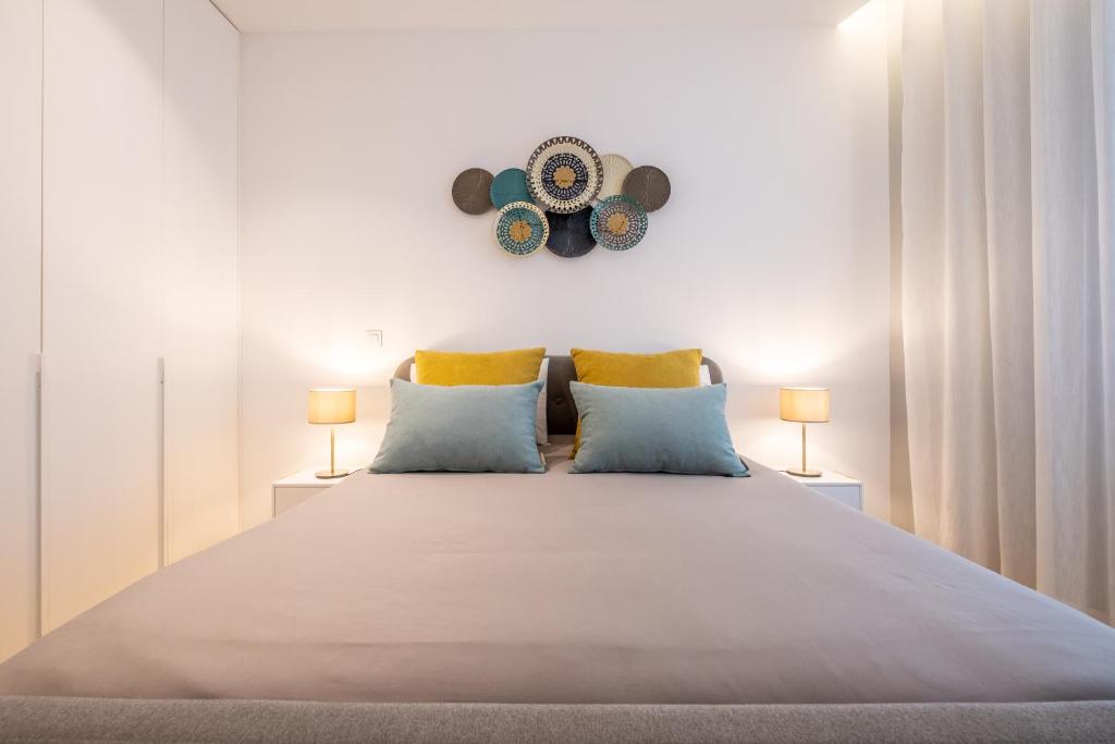 um quarto com uma cama grande e 2 candeeiros em Moliceiros Aveiro em Aveiro