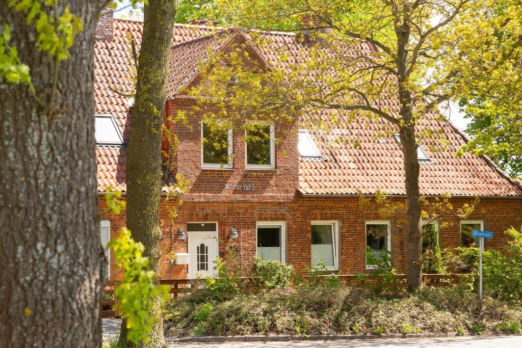 een rood bakstenen huis met een rood dak bij Urlaub auf dem Lande - Ferien-Apartment Nord-Ost in Gremersdorf