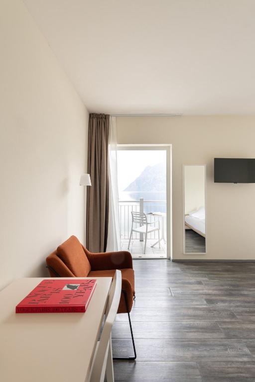 TV a/nebo společenská místnost v ubytování Hotel Baia Azzurra - Lake Front