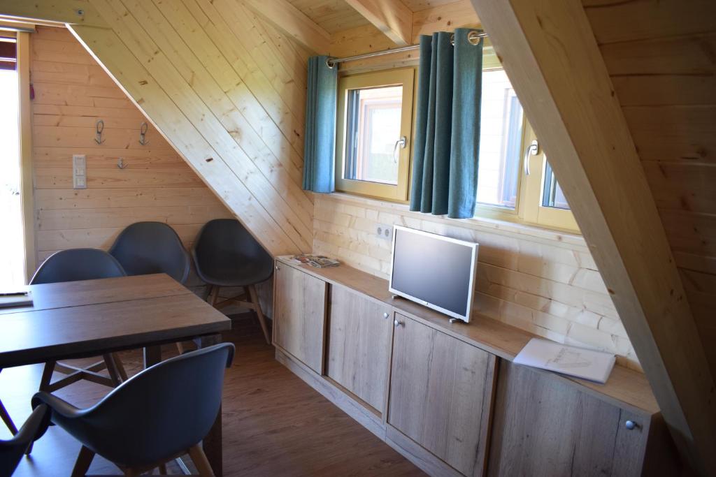 TV a/nebo společenská místnost v ubytování Chalet im See - Nr 51