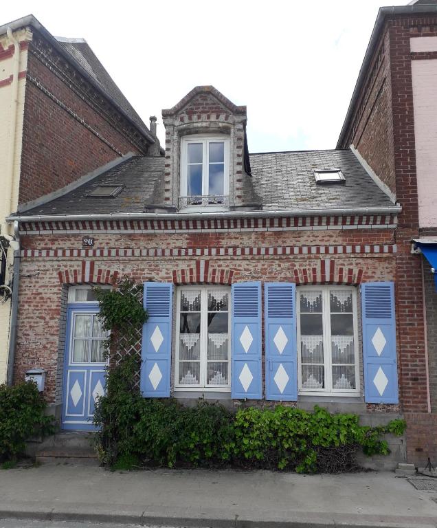 une maison ornée de peinture bleue et blanche dans l'établissement le corps de garde du Crotoy, au Crotoy