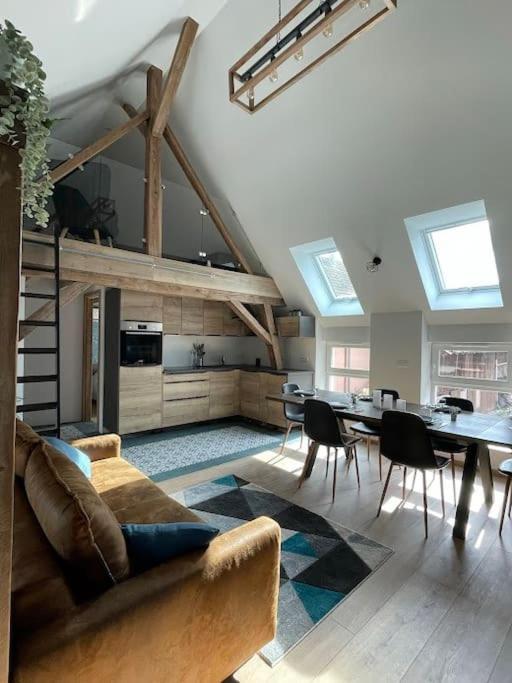 un salon avec un canapé et une salle à manger dans l'établissement Gîte à 10 min d'Europa-park, à Rhinau