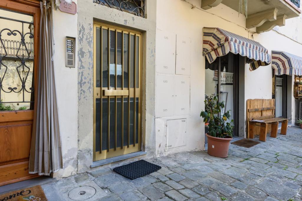 een ingang naar een gebouw met een gele deur bij Residenza del Bravo in Impruneta