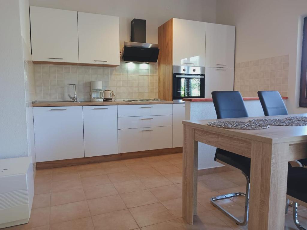 Kuchyňa alebo kuchynka v ubytovaní Apartments Franić