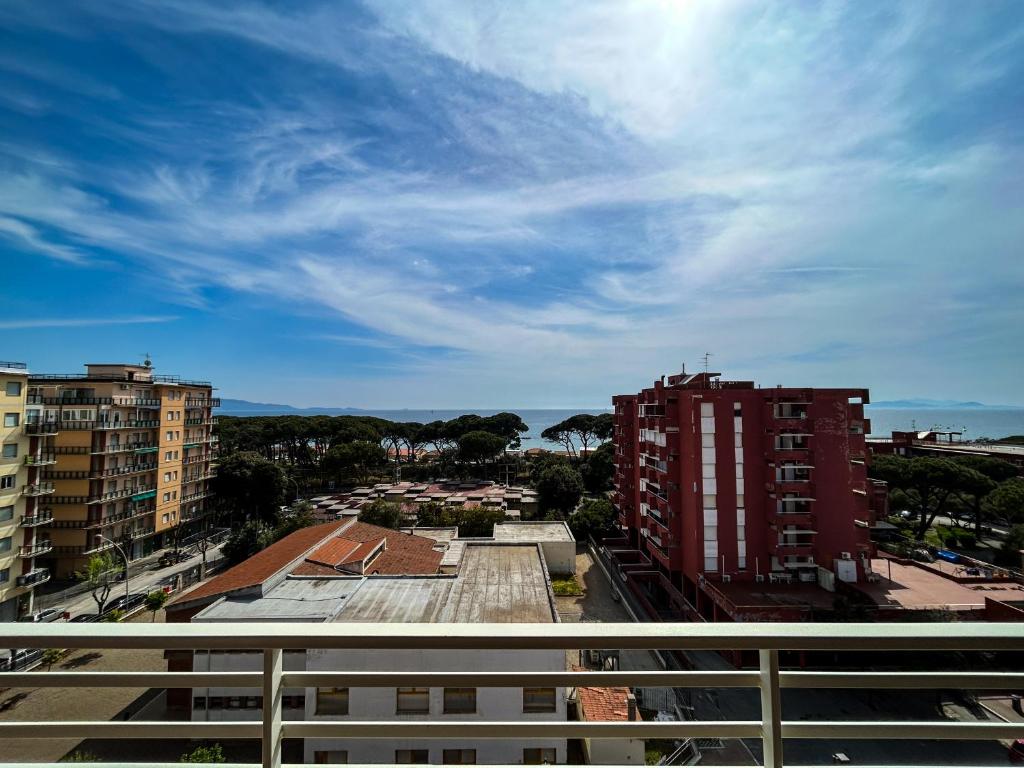 - un balcon avec des bâtiments offrant une vue sur la ville dans l'établissement Casa Pinolo Monolocale Vista Mare, à Follonica