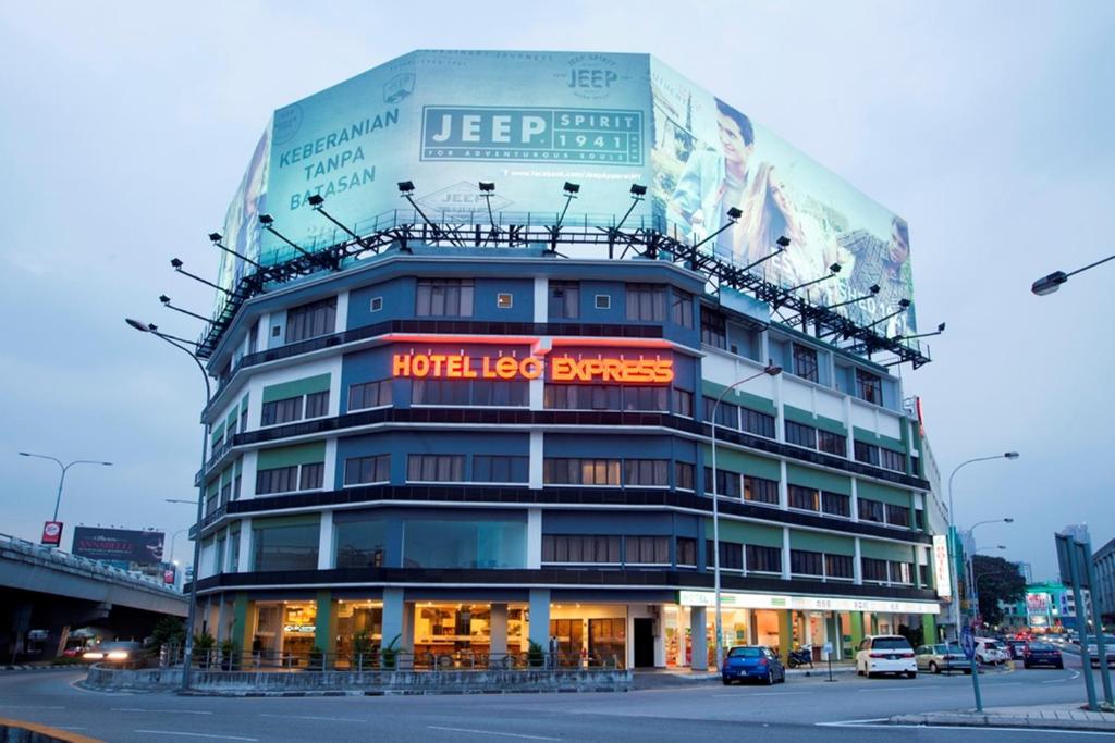un hotel con un cartel en la parte superior en LEO Express Hotel, en Kuala Lumpur