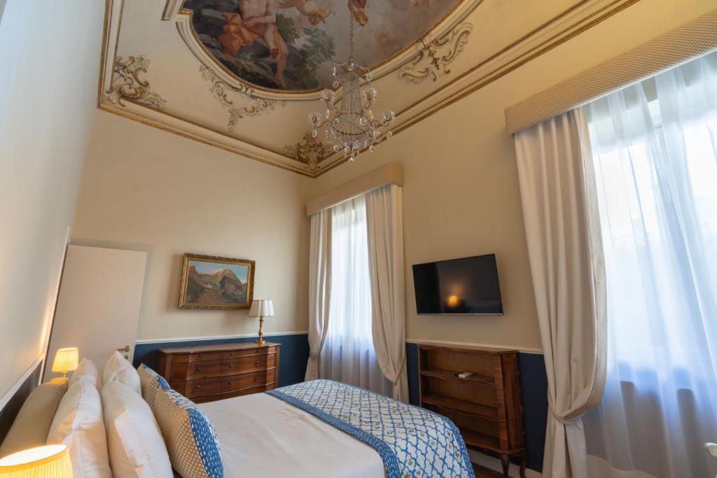 a bedroom with a bed and a ceiling at Dimora del Cardinale - Residenza d'Epoca in Florence