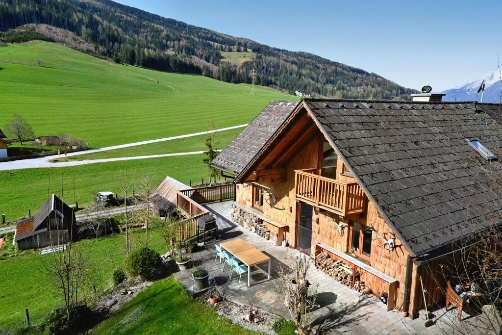 an overhead view of a log cabin in a field at Traum Chalet mit Privatwald & Almhütte in Irdning