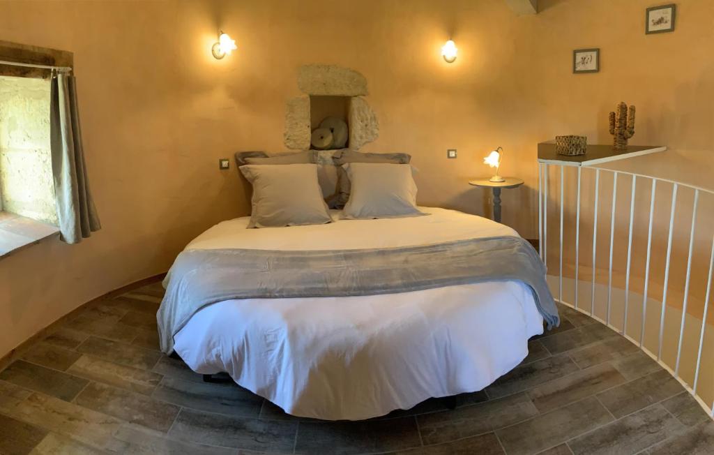 Terraube的住宿－Moulin de la Jalousie，一间卧室,卧室内配有一张大床