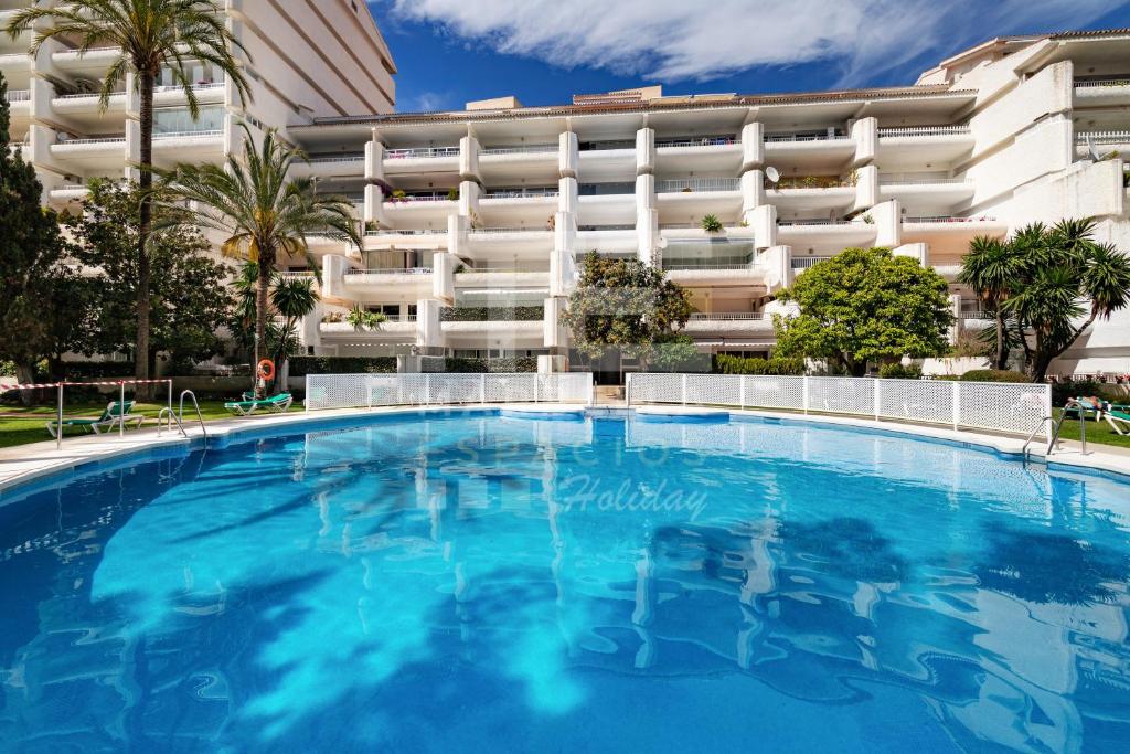 Bazén v ubytování SUNLIGHT BEACH Apartment 2 bedrooms nebo v jeho okolí