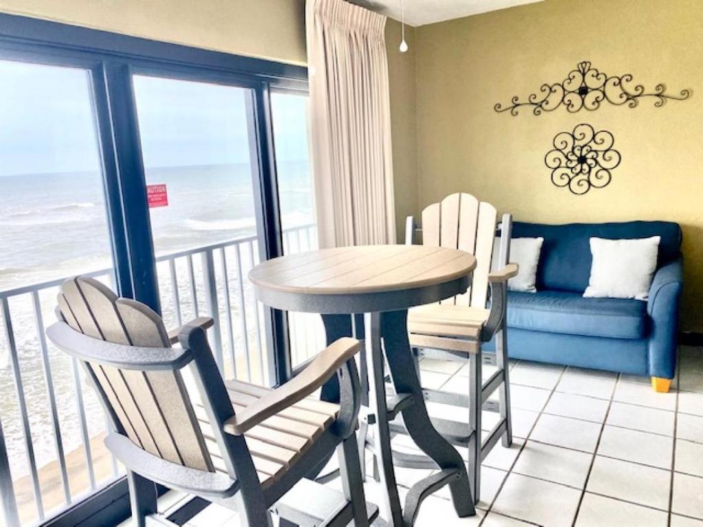 Un comedor con una mesa y sillas y un sofá. en Gulf Tower 7D, en Gulf Shores