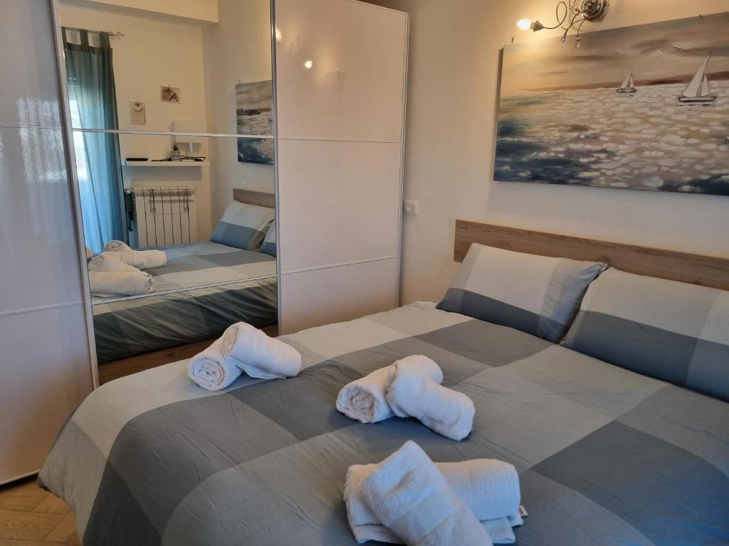 - une chambre avec 2 lits et des serviettes dans l'établissement GIULIA'S HOUSE - Natura & Avventura, à Castel di Sangro
