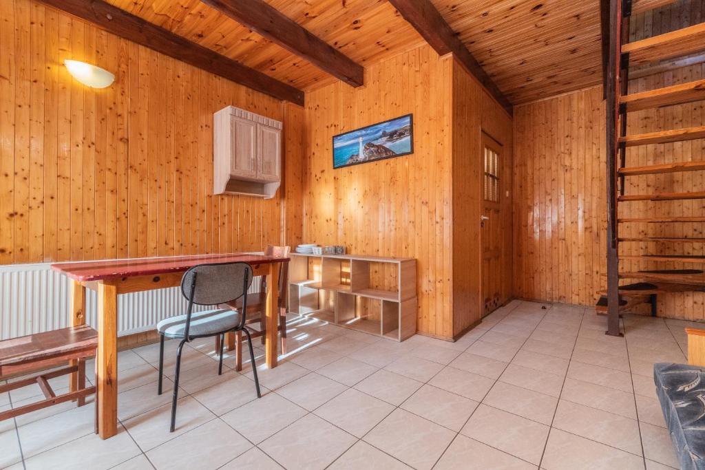 Telewizja i/lub zestaw kina domowego w obiekcie Przestronne domki Sztutowo