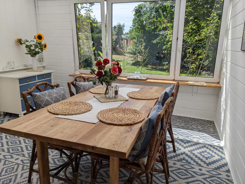 a dining room with a wooden table and chairs at Haus Willi von Tinyhaus Steinhude in Steinhude