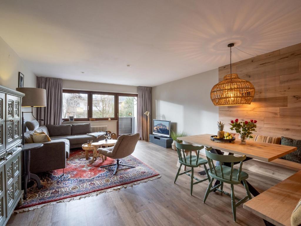uma sala de estar com uma mesa e cadeiras e um sofá em Appartement Hafkamp - by NV-Appartements em Reith bei Kitzbühel