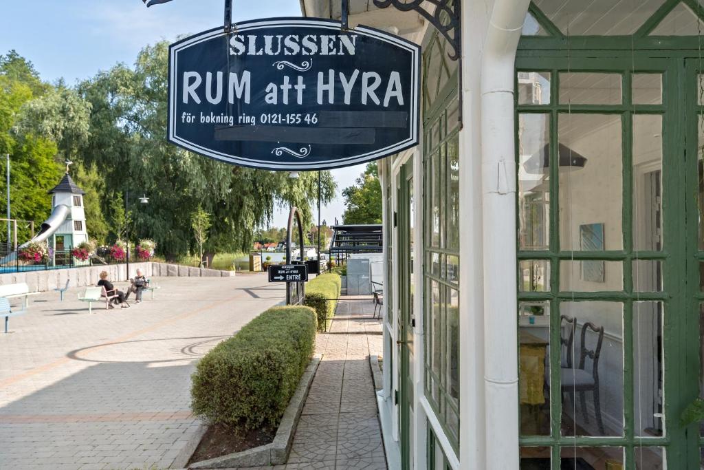 南雪平的住宿－Slussen Rum Söderköping，建筑物一侧的标志