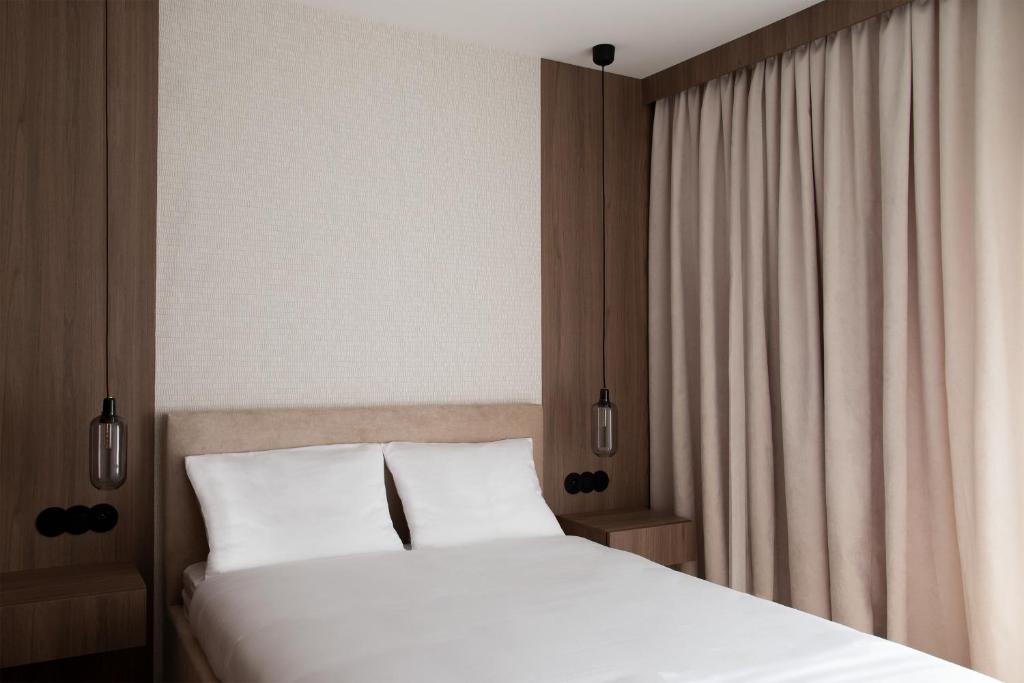 Säng eller sängar i ett rum på Apartamenty Legionów 40 - A15