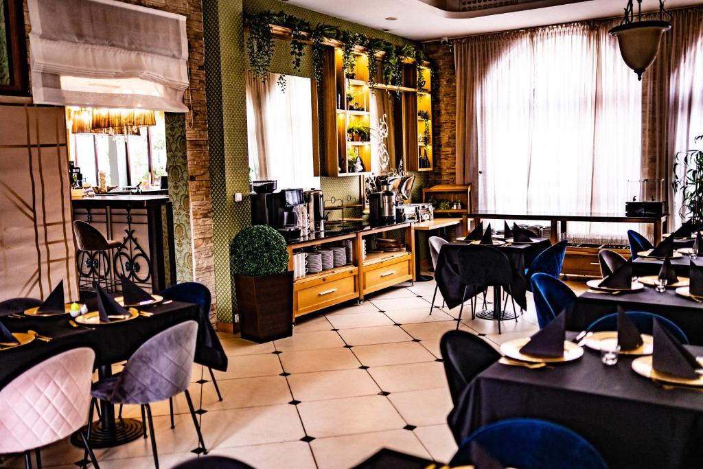 Reštaurácia alebo iné gastronomické zariadenie v ubytovaní Villa Tradycja