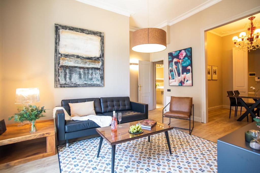 sala de estar con sofá y mesa en Tendency Apartments 6, en Barcelona